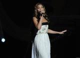 th_93430_Beyonce_performs_at_the_40th_NAACP_Image_Awards__CELEBUTOPIA_ISA_03_122_114lo.jpg