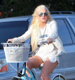 th_53488_KUGELSCHREIBER_Lindsay_Lohan_spotted_cruising_through_Venice_on_bicycle2_122_155lo.jpg