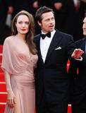 th_48264_Celebutopia-Angelina_Jolie-Inglourious_Basterds_premiere-99_122_156lo.jpg