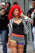 th_15718_Rihanna_shoots_Whats_My_Name_in_NYC_115_122_525lo.jpg