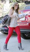 http://img185.imagevenue.com/loc512/th_218511311_Hilary_Duff_visiting_friend13_122_512lo.jpg