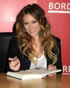 http://img185.imagevenue.com/loc528/th_48685_Hilary_Duff_signs_copies_of_her_new_book163_122_528lo.jpg