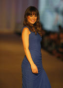 http://img185.imagevenue.com/loc530/th_809751959_OliviaWilde_runway_at_liverpool_fashion_fest_003_122_530lo.jpg