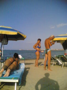 Italiana Mom On The Beach-e1nrdlqkvi.jpg