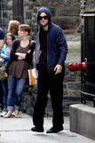 http://img185.imagevenue.com/loc593/th_43181_Rob_on_the_set2_122_593lo.jpg